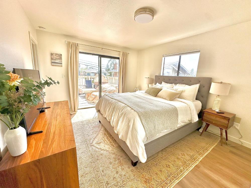 Apartment with View and Balcony interior